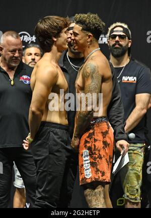 Hollywood, Florida, USA. Juni 2021. Bryce Hall und Austin McBroom stellen sich während des LiveXLive's Social Gloves: Battle of the Platforms Pre-Fight beim Hard Rock Live, das am 11. Juni 2021 im Seminole Hard Rock Hotel and Casino in Hollywood, Florida, stattfand, vor. : Credit: Mpi04/Media Punch/Alamy Live News Stockfoto