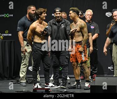 Hollywood, Florida, USA. Juni 2021. Bryce Hall und Austin McBroom stellen sich während des LiveXLive's Social Gloves: Battle of the Platforms Pre-Fight beim Hard Rock Live, das am 11. Juni 2021 im Seminole Hard Rock Hotel and Casino in Hollywood, Florida, stattfand, vor. : Credit: Mpi04/Media Punch/Alamy Live News Stockfoto