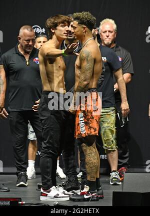 Hollywood, Florida, USA. Juni 2021. Bryce Hall und Austin McBroom stellen sich während des LiveXLive's Social Gloves: Battle of the Platforms Pre-Fight beim Hard Rock Live, das am 11. Juni 2021 im Seminole Hard Rock Hotel and Casino in Hollywood, Florida, stattfand, vor. : Credit: Mpi04/Media Punch/Alamy Live News Stockfoto
