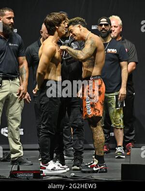 Hollywood, Florida, USA. Juni 2021. Bryce Hall und Austin McBroom stellen sich während des LiveXLive's Social Gloves: Battle of the Platforms Pre-Fight beim Hard Rock Live, das am 11. Juni 2021 im Seminole Hard Rock Hotel and Casino in Hollywood, Florida, stattfand, vor. : Credit: Mpi04/Media Punch/Alamy Live News Stockfoto