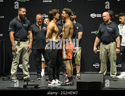 Hollywood, Florida, USA. Juni 2021. Bryce Hall und Austin McBroom stellen sich während des LiveXLive's Social Gloves: Battle of the Platforms Pre-Fight beim Hard Rock Live, das am 11. Juni 2021 im Seminole Hard Rock Hotel and Casino in Hollywood, Florida, stattfand, vor. : Credit: Mpi04/Media Punch/Alamy Live News Stockfoto