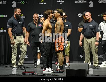 Hollywood, Florida, USA. Juni 2021. Bryce Hall und Austin McBroom stellen sich während des LiveXLive's Social Gloves: Battle of the Platforms Pre-Fight beim Hard Rock Live, das am 11. Juni 2021 im Seminole Hard Rock Hotel and Casino in Hollywood, Florida, stattfand, vor. : Credit: Mpi04/Media Punch/Alamy Live News Stockfoto