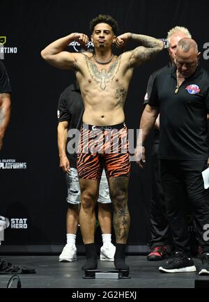 Hollywood, Florida, USA. Juni 2021. Austin McBroom stellt sich während der LiveXLive's Social Gloves: Battle of the Platforms vor dem Kampf beim Hard Rock Live, das am 11. Juni 2021 im Seminole Hard Rock Hotel and Casino in Hollywood, Florida, stattfand. : Credit: Mpi04/Media Punch/Alamy Live News Stockfoto