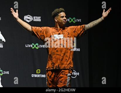Hollywood, Florida, USA. Juni 2021. Austin McBroom stellt sich während der LiveXLive's Social Gloves: Battle of the Platforms vor dem Kampf beim Hard Rock Live, das am 11. Juni 2021 im Seminole Hard Rock Hotel and Casino in Hollywood, Florida, stattfand. : Credit: Mpi04/Media Punch/Alamy Live News Stockfoto