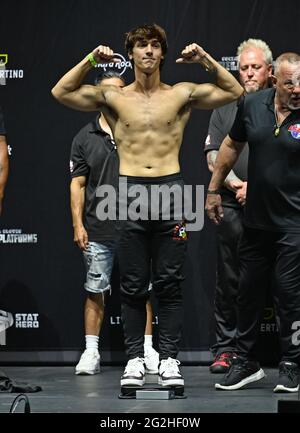 Hollywood, Florida, USA. Juni 2021. Bryce Hall stellt sich während der LiveXLive's Social Gloves: Battle of the Platforms vor dem Kampf beim Hard Rock Live, das am 11. Juni 2021 im Seminole Hard Rock Hotel and Casino in Hollywood, Florida, stattfand. : Credit: Mpi04/Media Punch/Alamy Live News Stockfoto