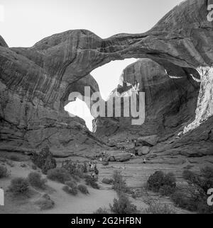 Der berühmte Double Arch - eine Sandsteinformation und beliebter Fotospot mit zwei großen Bögen, die vom gleichen Seitenfundament entspringen - ist bekannt für Vorder- und Rückspannen im Arches National Park, in der Nähe von Moab in Utah, USA Stockfoto