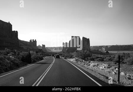 Auf dem Arches Scenic Drive im Arches National Park, in der Nähe von Moab, Utah, USA Stockfoto