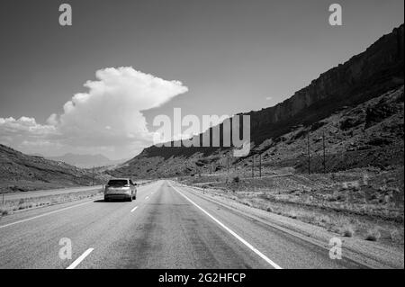 Landschaftlich schöner Blick auf den US Highway 191 in der Nähe von Moab, Utah, USA Stockfoto