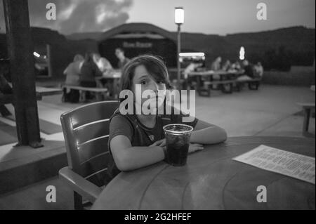 Auf der RIM-FELSENTERRASSE. Ein Spaghetti-Western-Café, das eine vielseitige Mischung aus italienischer Pizza und westlichem BBQ bietet, vor dem Hintergrund, von dem Sergio Leone nur träumen konnte. Capitol Reef National Park, Utah, USA Stockfoto