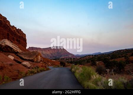 Auf dem berühmten Scenic Drive im Capitol Reef National Park, Utah, USA. 7.9 Meilen (12.7 km) asphaltierte Straße, geeignet für Personenkraftwagen. Machen Sie etwa eineinhalb Stunden hin- und Rückfahrt, um den Scenic Drive und die beiden Schotterstraßen Grand Wash und Capitol Gorge zu fahren. Diese Schotterpisten führen in Schluchten zu Trailheads und sind in der Regel für Pkw und Wohnmobile bis zu 27 Fuß Länge geeignet.Neben Pectols Pyramid und Golden Throne. Stockfoto