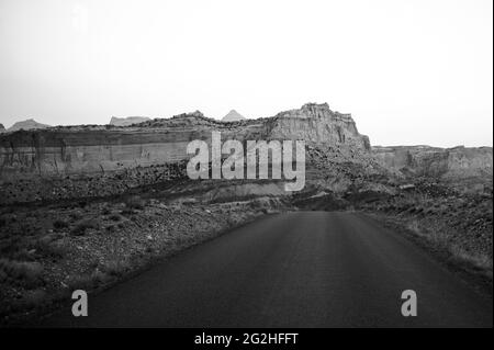 Auf dem berühmten Scenic Drive im Capitol Reef National Park, Utah, USA. 7.9 Meilen (12.7 km) asphaltierte Straße, geeignet für Personenkraftwagen. Machen Sie etwa eineinhalb Stunden hin- und Rückfahrt, um den Scenic Drive und die beiden Schotterstraßen Grand Wash und Capitol Gorge zu fahren. Diese Schotterpisten führen in Schluchten zu Trailheads und sind in der Regel für Pkw und Wohnmobile bis zu 27 Fuß Länge geeignet.Neben Pectols Pyramid und Golden Throne. Stockfoto