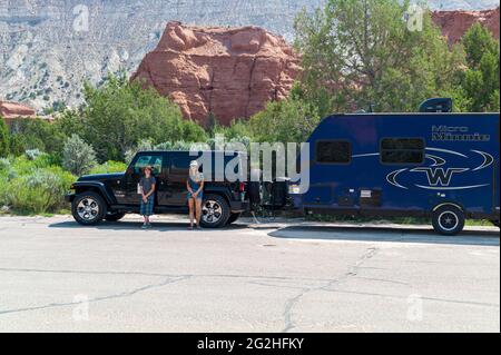 Jeep und Caravan auf dem Parkplatz. Wanderung durch den Angel's Palace Trail im Kodakchrome Basin State Park, Utah, USA. Stockfoto