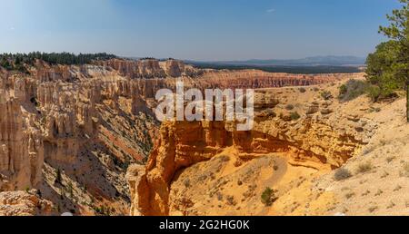 Bryce Point - ein aussichtspunkt mit Blick auf das Amphitheater des Bryce Canyon und ein beliebter Ort, um den Sonnenaufgang zu beobachten. Bryce Canyon National Park, Utah, USA Stockfoto