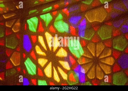 Buntglasfenster, Nassir al-Molk Moschee (rosa) in Shiraz, Iran Stockfoto