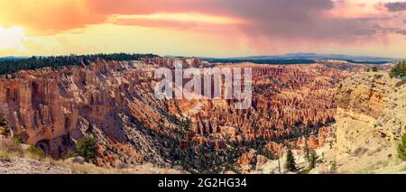 Bryce Point - ein aussichtspunkt mit Blick auf das Amphitheater des Bryce Canyon und ein beliebter Ort, um den Sonnenaufgang zu beobachten. Bryce Canyon National Park, Utah, USA Stockfoto