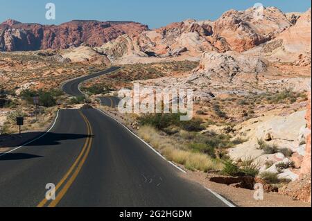 Eine kurvenreiche Straße im Valley of Fire State Park, Nevada, USA Stockfoto