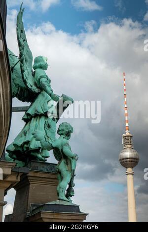 Dom, Figuren auf der Kuppel, Fernsehturm, Berlin Mitte, Berlin, Deutschland Stockfoto