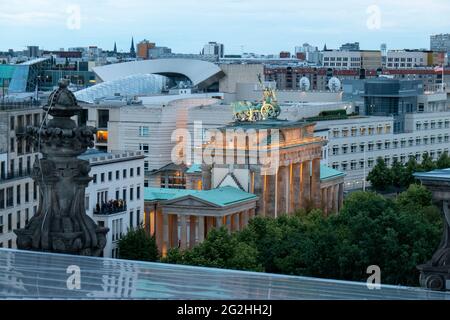 Blick auf das Brandenburger Tor und den Pariser Platz von der Dachterrasse des Reichstagsgebäudes, Bundestag, Berlin, Deutschland Stockfoto