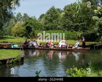 Boot mit Touristen in Leipzig, Innerer Spreewald bei Lübbenau, Biosphärenreservat Brandenburg, Deutschland Stockfoto