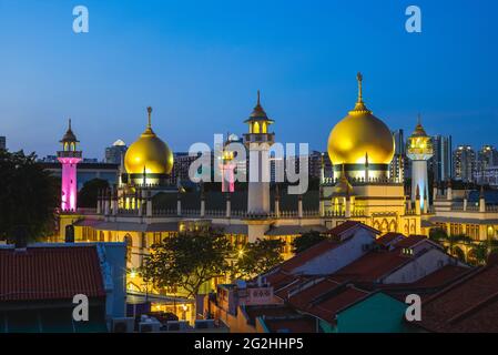 arabische Straße und Sultan-Masjid bei Nacht im Kampong Glam, singapur Stockfoto