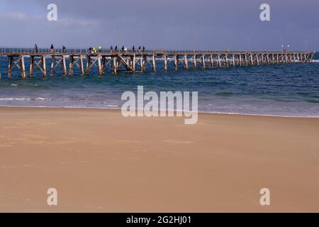 Menschen, die vom Steg in Port Noarluna in Südaustralien angeln Stockfoto