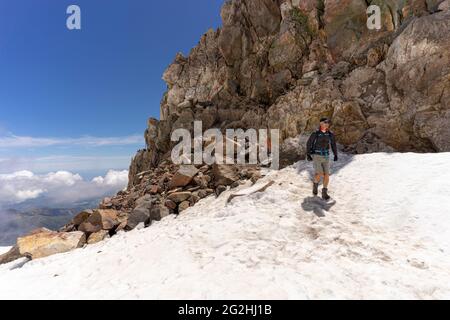 Besteigung des Mount Taranaki im Egmont National Park in Abendstimmung, Provinz New Plymouth, Nordinsel Neuseeland Stockfoto