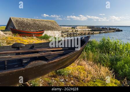 Holzboote und Bootshaus, Liegeplatz in der Allnäsa Bay, Schweden, Insel Farö Stockfoto