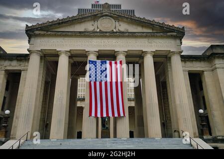 Nashville, Tennessee, USA. Eine große Flagge, die die Kolonnade im war Memorial Auditorium zu Ehren des Memorial Day schmückt. Stockfoto