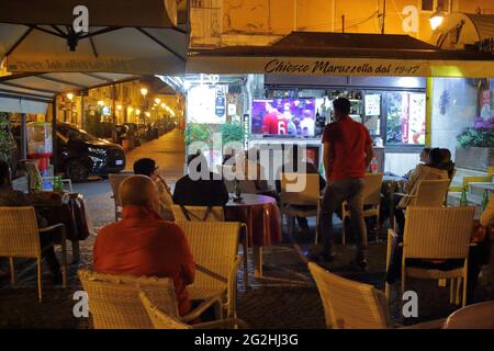 Pagani, Italien. Juni 2021. Erstes Spiel der Fußball-Europameisterschaften 2021 zwischen Italien und der Türkei im Olympiastadion in Rom. Italien vs Türkei 3-0 . In allen italienischen Städten bieten die öffentlichen Plätze ihren Kunden einen großen Bildschirm, um das Spiel von Italien auch gutes Essen zu besuchen. (Foto: Pasquale Senatore/Pacific Press) Quelle: Pacific Press Media Production Corp./Alamy Live News Stockfoto