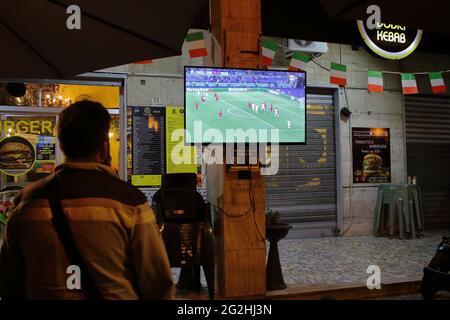 Pagani, Italien. Juni 2021. Erstes Spiel der Fußball-Europameisterschaften 2021 zwischen Italien und der Türkei im Olympiastadion in Rom. Italien vs Türkei 3-0 . In allen italienischen Städten bieten die öffentlichen Plätze ihren Kunden einen großen Bildschirm, um das Spiel von Italien auch gutes Essen zu besuchen. (Foto: Pasquale Senatore/Pacific Press) Quelle: Pacific Press Media Production Corp./Alamy Live News Stockfoto