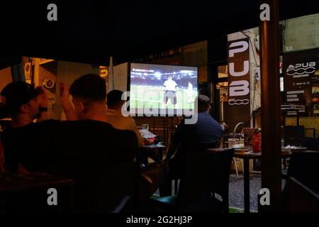 Pagani, Italien. Juni 2021. Erstes Spiel der Fußball-Europameisterschaften 2021 zwischen Italien und der Türkei im Olympiastadion in Rom. Italien vs Türkei 3-0 . In allen italienischen Städten bieten die öffentlichen Plätze ihren Kunden einen großen Bildschirm, um das Spiel von Italien auch gutes Essen zu besuchen. (Foto: Pasquale Senatore/Pacific Press) Quelle: Pacific Press Media Production Corp./Alamy Live News Stockfoto