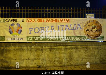 Pagani, Italien. Juni 2021. Erstes Spiel der Fußball-Europameisterschaften 2021 zwischen Italien und der Türkei im Olympiastadion in Rom. Italien vs Türkei 3-0 . In allen italienischen Städten bieten die öffentlichen Plätze ihren Kunden einen großen Bildschirm, um das Spiel von Italien auch gutes Essen zu besuchen. (Foto: Pasquale Senatore/Pacific Press) Quelle: Pacific Press Media Production Corp./Alamy Live News Stockfoto