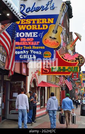 Nashville, Tennessee, USA. Farbenfrohe Neon-Schilder über und um Geschäfte, Restaurants und Bars im historischen Broadway-Viertel. Stockfoto