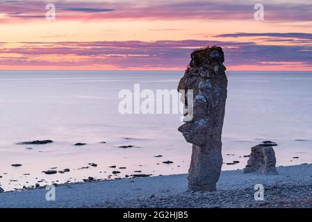 Raukfelsen im Naturschutzgebiet Langhammar, Abendlicht, Schweden, Insel Farö Stockfoto