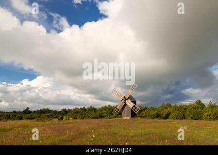 Postmühle in Öja, in der Nähe von Burgsvik im Süden von Gotland, Schweden, Insel Gotland Stockfoto