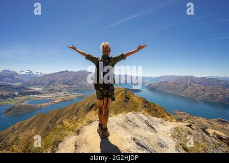 Roys Peak, Wanderung auf dem Lookout Mountain in der Nähe von Wanaka, Queenstown-Lakes District, Otago Region, Südinsel Neuseeland Stockfoto