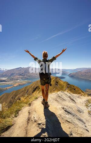 Roys Peak, Wanderung auf dem Lookout Mountain in der Nähe von Wanaka, Queenstown-Lakes District, Otago Region, Südinsel Neuseeland Stockfoto