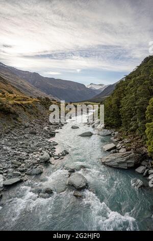 Wandern Sie zum Rob Roy Glacier Lookout, einer beeindruckenden Schlucht mit Blick auf den Gletscher in der Nähe von Wanaka, Südinsel, Queenstown-Lakes District, Neuseeland Stockfoto