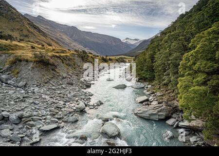 Wandern Sie zum Rob Roy Glacier Lookout, einer beeindruckenden Schlucht mit Blick auf den Gletscher in der Nähe von Wanaka, Südinsel, Queenstown-Lakes District, Neuseeland Stockfoto