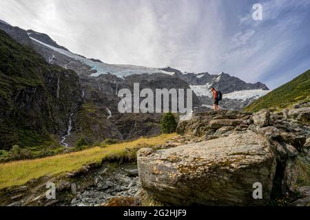 Wandern Sie zum Rob Roy Glacier Lookout, einer beeindruckenden Schlucht mit Blick auf den Gletscher in der Nähe von Wanaka, Südinsel, Queenstown-Lakes District, Neuseeland Stockfoto