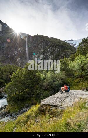 Wandern Sie zum Rob Roy Glacier Lookout, einer beeindruckenden Schlucht mit Blick auf den Gletscher in der Nähe von Wanaka, Südinsel, Queenstown-Lakes District, Neuseeland Stockfoto