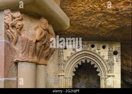 Das Kloster von San Juan de la Pena befindet sich im Südwesten von Jaca, in Huesca, Spanien, Es war eines der wichtigsten Klöster in Aragon im Mittelalter, seine zweistufige Kirche ist teilweise in den Stein der großen Klippe, die überhängen geschnitzt Stockfoto