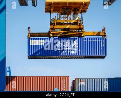 Duisburg, Ruhrgebiet, Nordrhein-Westfalen, Deutschland - Container aus China im Duisburger Hafen verbindet die neue Seidenstraße den europäischen Binnenhafen Duisburg mit chinesischen Metropolen, die Güterzüge benötigen für die direkte Verbindung 16 Tage. Stockfoto