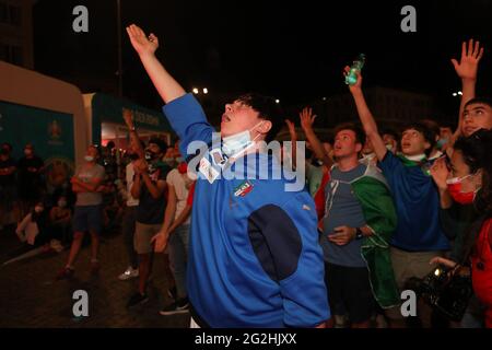 Rom, Italien. Juni 2021. Italienische Fans auf der Piazza del Popolo Fanzone in Rom, für das Eröffnungsspiel der Euro 2020 Italien gegen die Türkei. (Foto von Paolo Pizzi/Pacific Press) Quelle: Pacific Press Media Production Corp./Alamy Live News Stockfoto