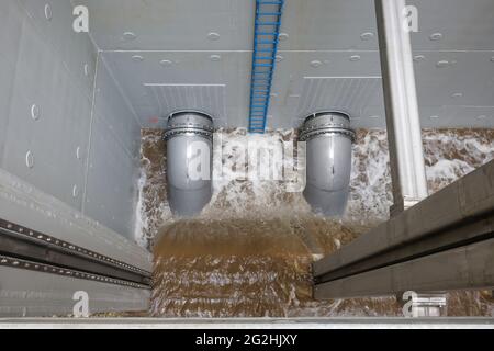 Oberhausen, Ruhrgebiet, Nordrhein-Westfalen, Deutschland - Emscher-Umbau, Neubau des Emscher-AKE-Kanals, hier der Einlaufbereich des Pumpwerks Oberhausen, Testlauf, das Pumpwerk wird als Test überflutet, hier in diesem Bereich saugen die Pumpen das einströmende Wasser ab, Die Pumpen werden 16,000 Liter Abwasser pro Minute Pumpen, der ökologische Umbau des Emscher-Systems besteht aus dem Bau einer zentralen Abwasseraufbereitungsanlage im Ruhrgebiet, dem Bau von Kanalisationen und der Renaturierung des Emscher und seiner Nebenflüsse. Stockfoto