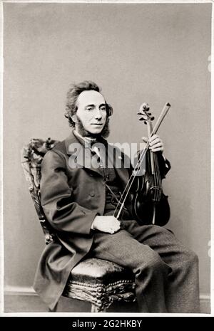 1865 Ca , London, GROSSBRITANNIEN : der gefeierte italienische Virtuose Violinist und Musikkomponist CAMILLO SIVORI ( 1815 - 1894 ). Foto von Stereoscopic Company, London . - VIOLINO - VIOLINE - MUSICA CLASSICA - KLASSIK - MUSIKISTA - VIOLINISTA - COMPOSITORE - MUSIKKOMPONIST - Halsband - colletto - Krawattenbogen - papillon - Cravatta - Basette - Favoriti - PORTRAIT - RITRATTO - GESCHICHTE FOTOS - FOTO STORICHE --- Archivio GBB Stockfoto