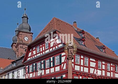 Historische Altstadt, Marktplatz, Türme der katholischen Pfarrkirche St. Gangolf, Fachwerkhaus, Mariensäule, Barockstadt Amorbach, Odenwald, Bayern, Deutschland Stockfoto