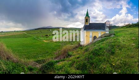 Guntramsdorf, Kapelle Weingartenkapelle, Weinberg, Berg Anninger, Regendusche in Wienerwald / Wienerwald, Niederösterreich / Niederösterreich, Österreich Stockfoto