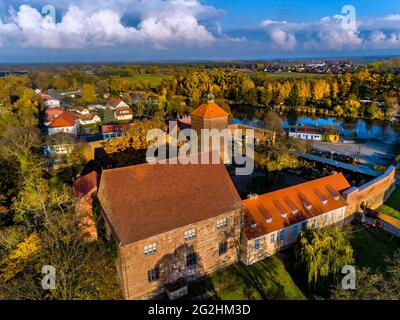 Blick auf Beeskow an der Spree mit der Schlossanlage und der Stadtkirche: Stockfoto