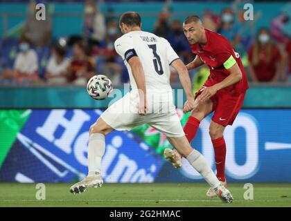 Rom, Italien. Juni 2021. Burak Yilmaz (R) aus der Türkei steht mit Giorgio Chiellini aus Italien während des Spiels der Türkei mit Italien bei der UEFA EURO 2020 in Rom, Italien, am 11. Juni 2021, im Spiel. Quelle: Cheng Tingting/Xinhua/Alamy Live News Stockfoto